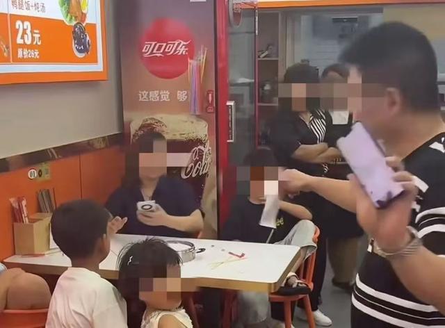 “3女子带4孩多次续面”警方介入